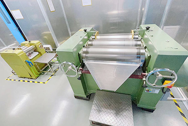 Three roller grinding machine